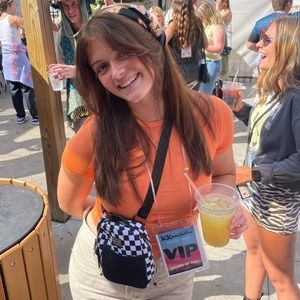 Meet your Posher, Elise